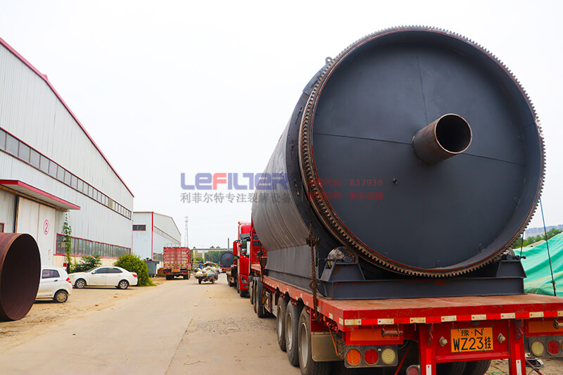 浙江用户订购的3台废轮胎炼油设备已装车发出