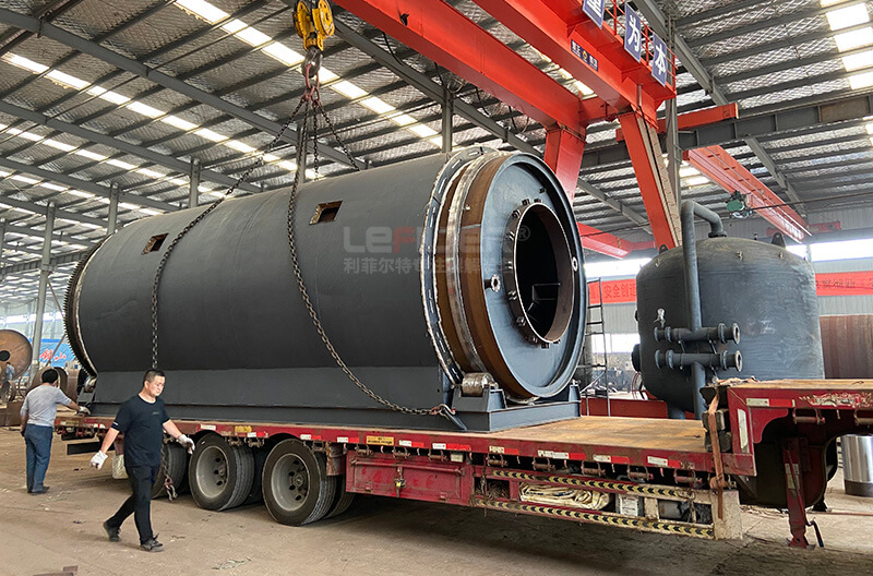 陕西客户订购的3台废轮胎炼油设备已于今天上午装车发出